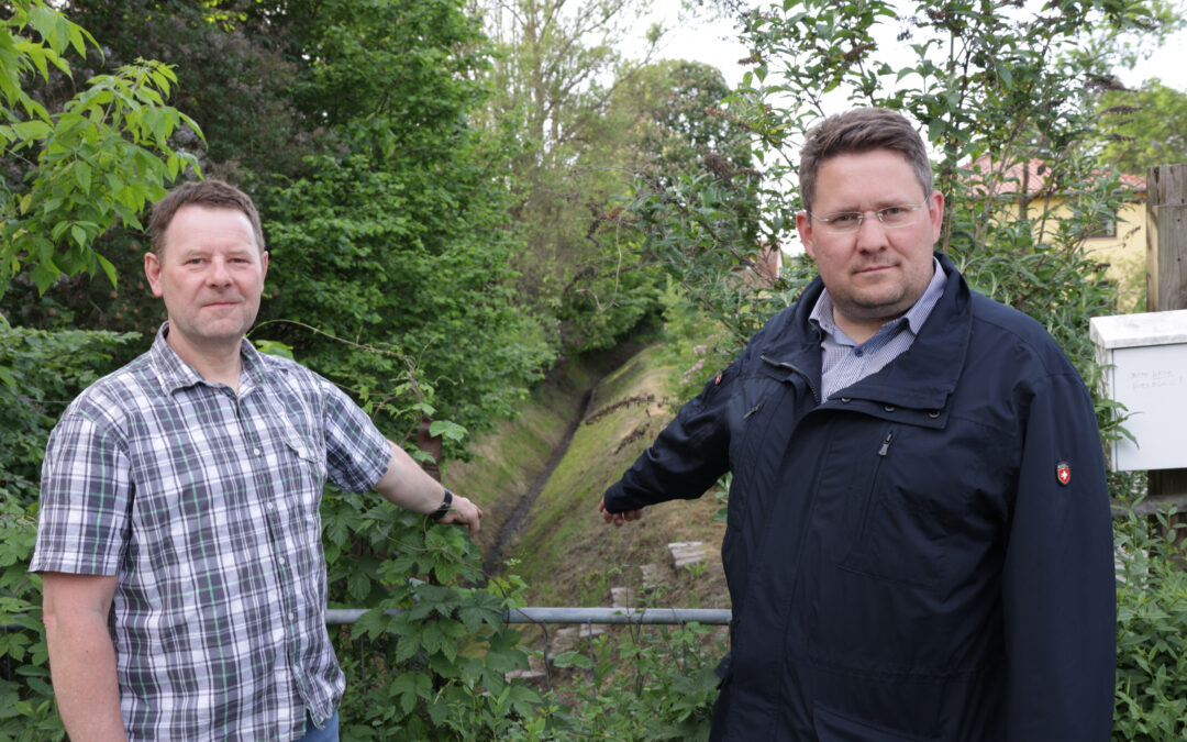 Péter Vida und Thomas Hannusch vor dem Schönower Dorfgraben