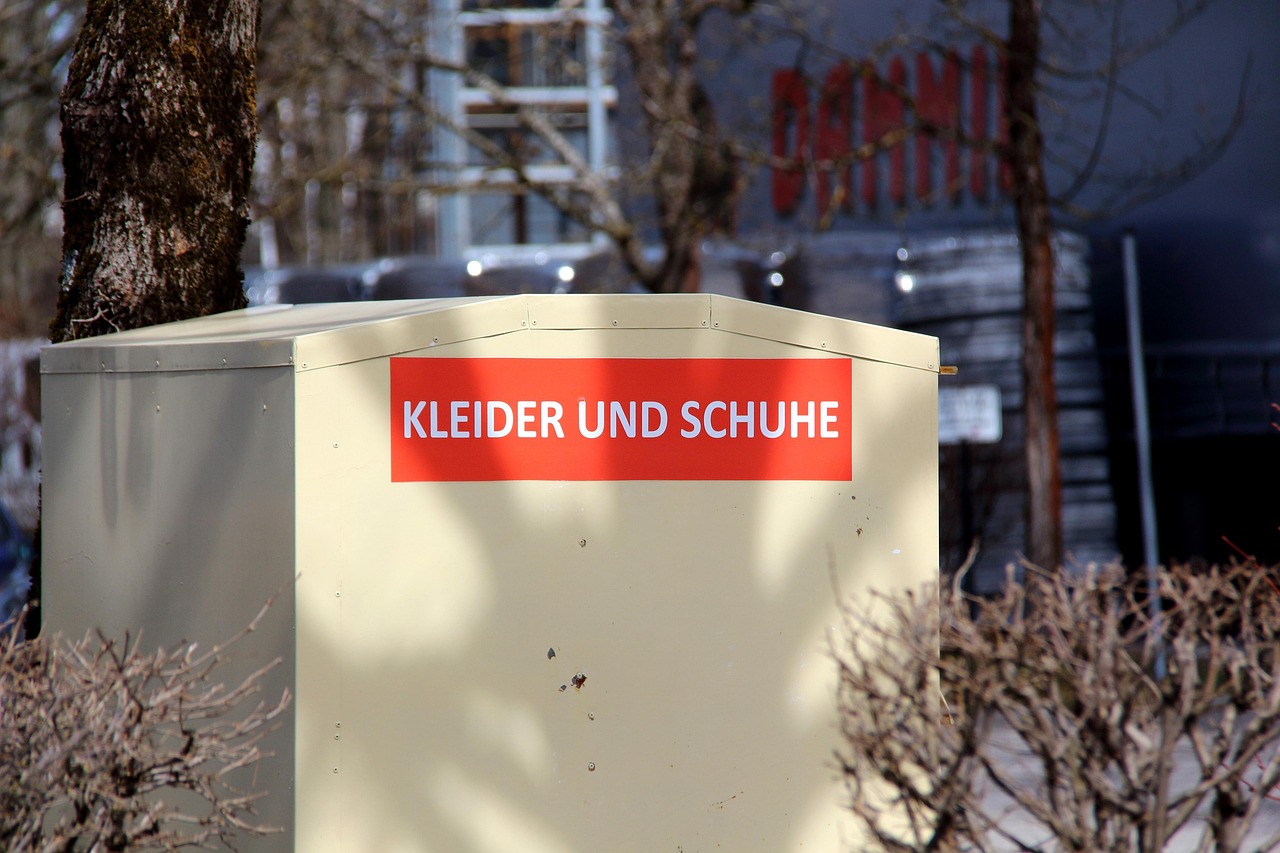 Vermüllung von Altkleidercontainern eindämmen und Wiederverwertung sichern